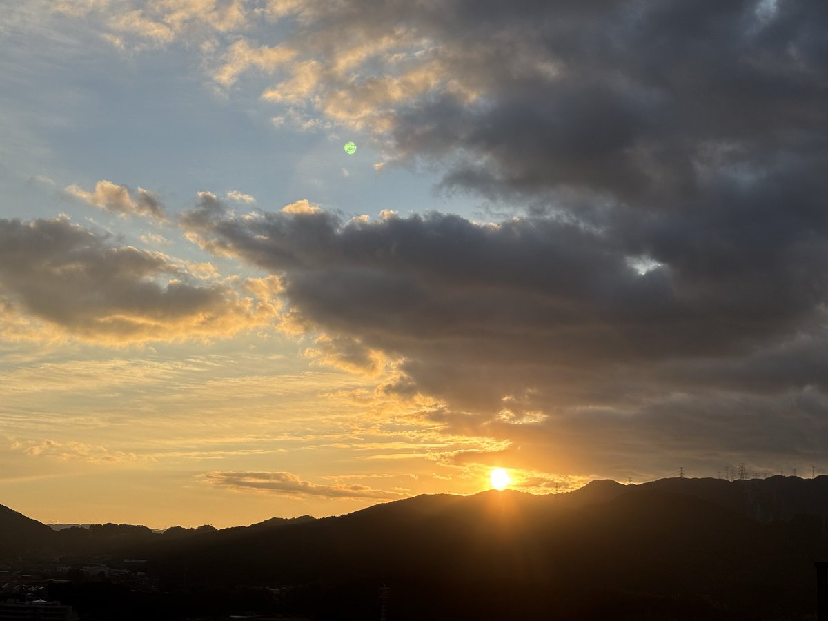 ⛩明けましておめでとうございます🎍

お天気☀️☁️…凄く寒いお正月でした😅もうこんな時間で…元旦も慌ただしく終わりそうです😱
今年もどうぞよろしくお願い致します🙇‍♀️🙇‍♀️

今朝の日の出は撮ったのに今になってしまいました🫣

#日の出