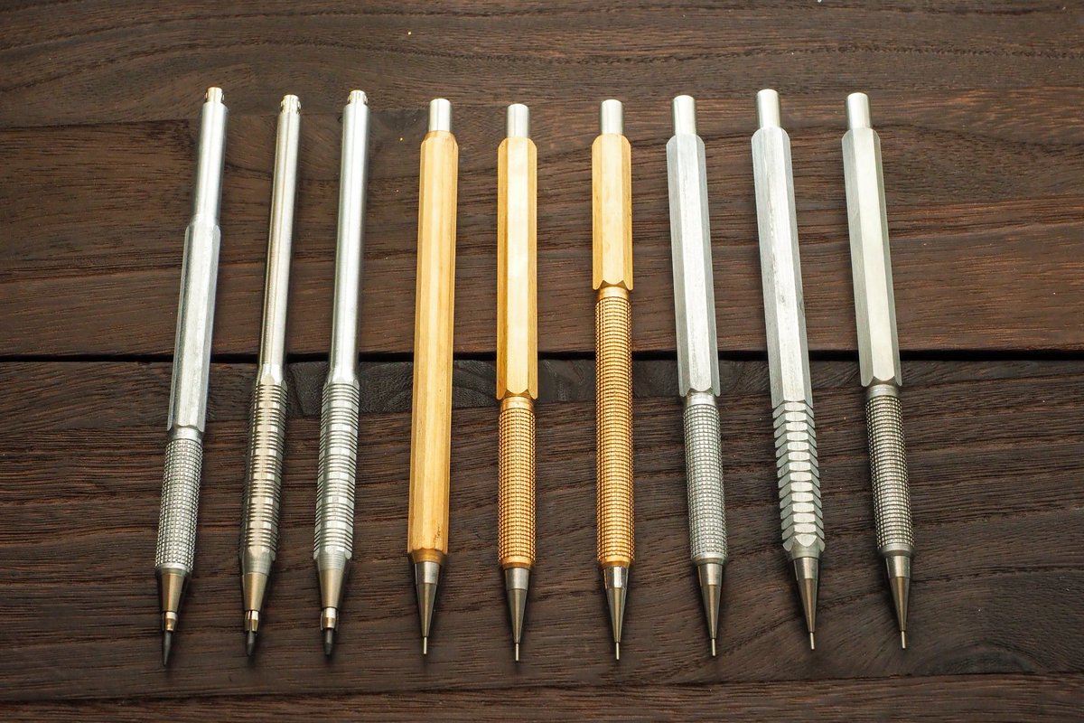 【販売のお知らせ】
1月2日20:00より、写真に写っている計20本をBASEにて販売いたします。
すでにBASEには掲載済みですので、気になる方はぜひご確認ください。
また、新年セールとして1月3日までの期間は全品10％OFFとなります。
#stationery #文房具