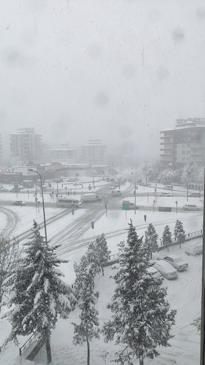 erdemagir's tweet photo. @kemalcebervali Kar güzel...
Yeni yılın gelişiyle birlikte, ülkemize, memleketimize, milletimize bolluk beteket getirsin dilerim.
Yarın don ihtimali var ve salgını engellemek için tatil diyoruz... https://t.co/qobbMqxCIe