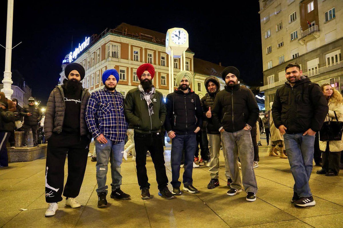 SilvarLuhn's tweet image. Stotine tisuća eura naših para pljunuto na doček nove na Trgu da bi smeđoidi mogli skakutati na Dubiozu Kolektiv i Remi. 

Nek vam je sretna!