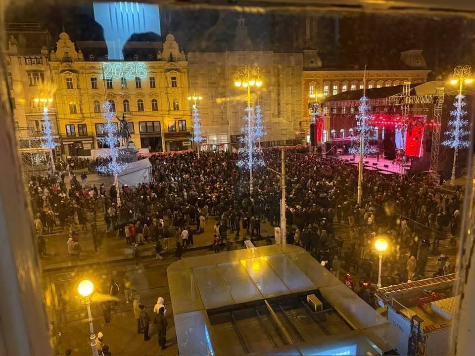 SilvarLuhn's tweet image. Stotine tisuća eura naših para pljunuto na doček nove na Trgu da bi smeđoidi mogli skakutati na Dubiozu Kolektiv i Remi. 

Nek vam je sretna!