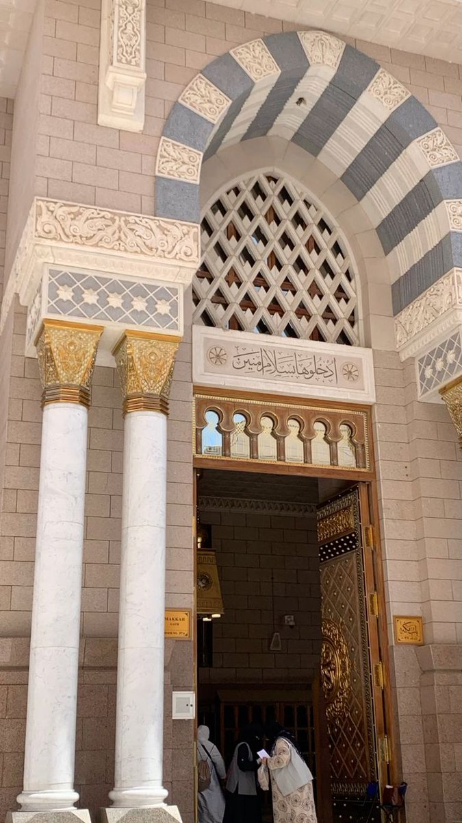 وأحنُّ للأرضِ إذْ طهٌ يُجاوِرُها
حنينَ روحٍ إلى الأرواحِ قد وَصَلَا
أمشي إليها، وخطوي قبلَ خطوتِهِ
قلبٌ إذا ذُكِرَ المختارُ قد خَجِلَا

منشور كل خميس عن طيبة 💚