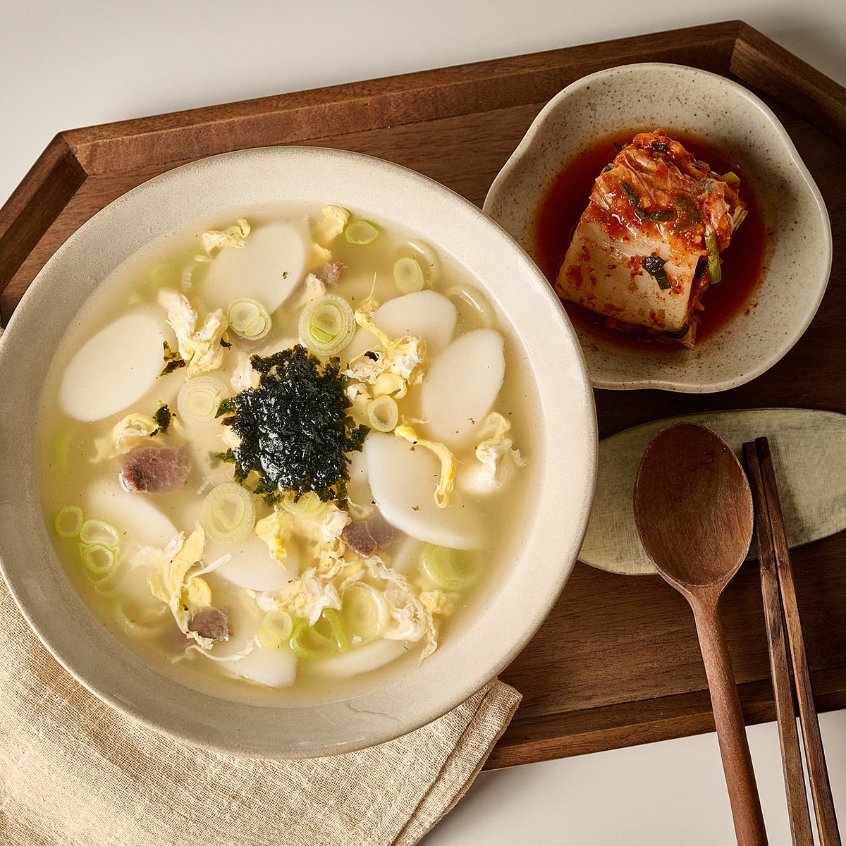 みなさま、新年あけましておめでとうございます🎍✨

韓国ではお正月に
「トックッ（お餅のスープ）」を食べる文化があります。
一年の始まりに食べることで、無病息災や新しいスタートを願う意味が込められています☺️
寒い季節にぴったりの、体も心も温まる韓国伝統料理です❤️‍🔥