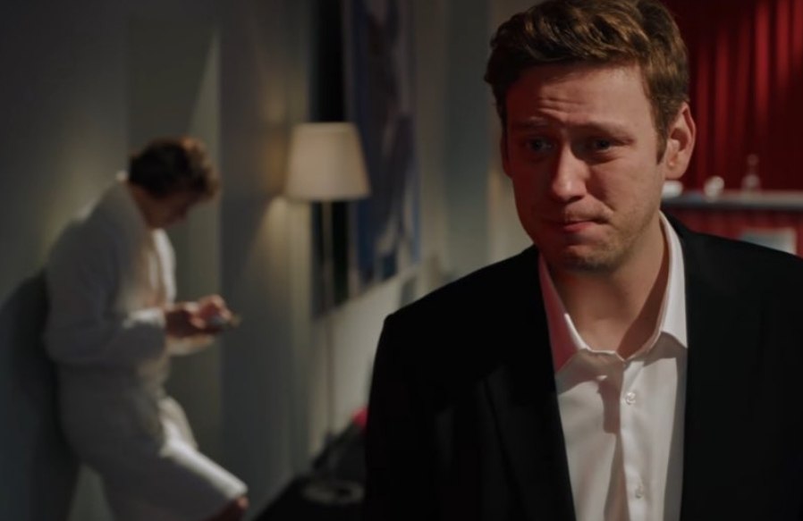 🎬💋

"Это просто преступление ходить в таком халате по номеру" — думает Антон, отрывая глаза от экрана телефона. Сейчас он смотрит только на Арсения, который ничего не понимая ходит из стороны в сторону, занимается какими-то своими делами распаренный после душа