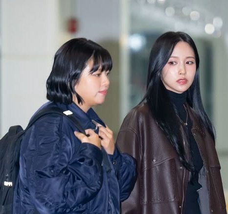 I wanna see more of this genre of Jeongyeon where she goes :] when a pretty girl is just existing next to her