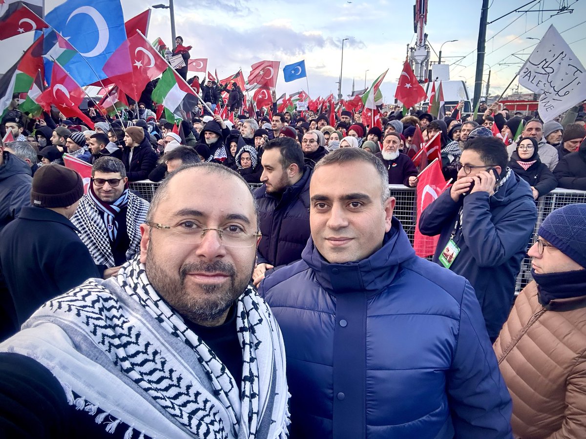 Gazze için, Filistin için, insanlığın vicdanı adına buradayız.
Dün olduğu gibi bugün de Galata Köprüsü’ndeyiz.
Zaman geçer, takvim yaprakları değişir; ama davamız değişmez.
#filistin #gazze #filistin🇵🇸 #freeplastine🇵🇸 <a href="/bbismailerdem/">İsmail Erdem</a>