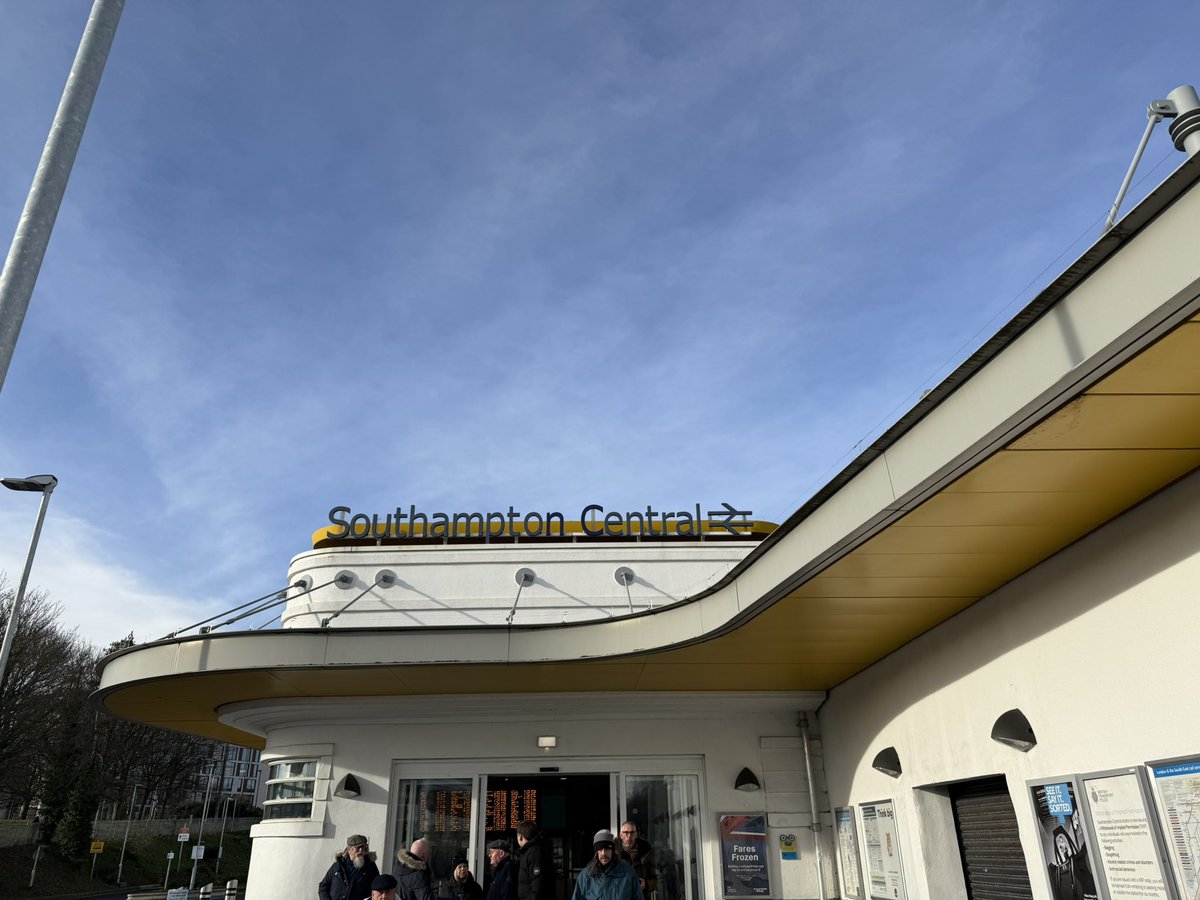 teru_tokyo2020's tweet image. Southampton Central駅に到着
駅にスタバがあってなんか嬉しい

港町だからか風が冷たく寒い
楽しみにしてたタイタニックミュージアムが元日なので休みだった、、、(言われてみれば当たり前)