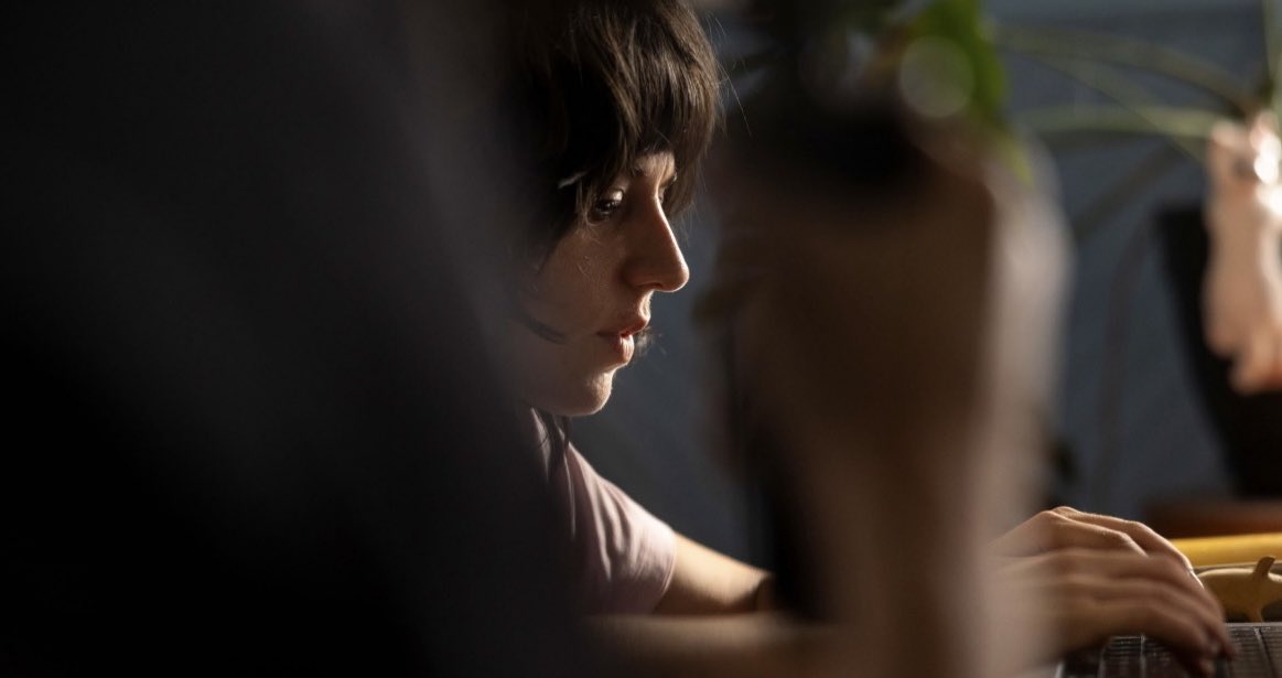 Este año estrenaré mi primera película en cines, “Esta soledad”, y estoy nervioso e ilusionado. Que el año nuevo traiga mucho mucho mucho cine y menos soledad para todos/as. Vamos ahí con el 2026 ❤️