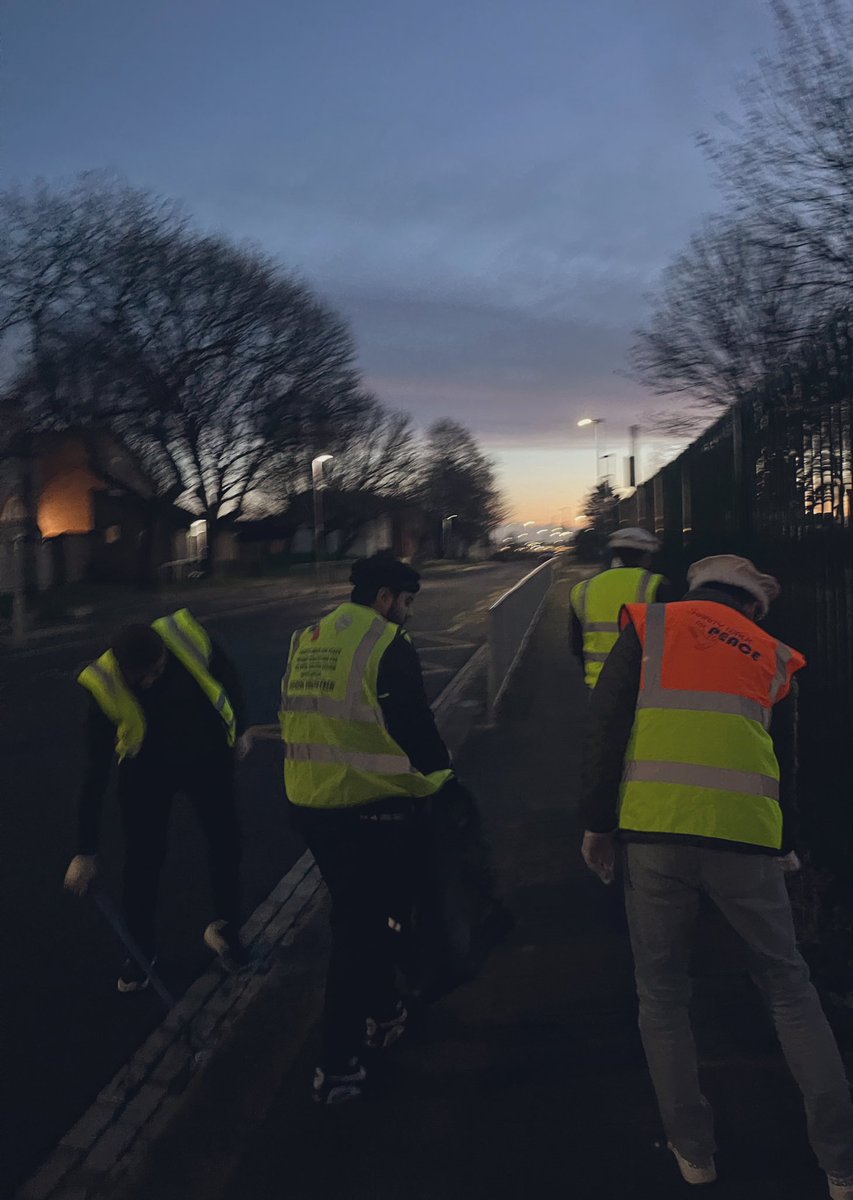 On New Year’s morning, members of Nasir Mosque, Hartlepool, began the year with prayer, followed by a local cleanliness drive, reflecting Islamic values of faith, responsibility, and service.

#Islam #Ahmadiyyat #Hartlepool #service #MKA #peace