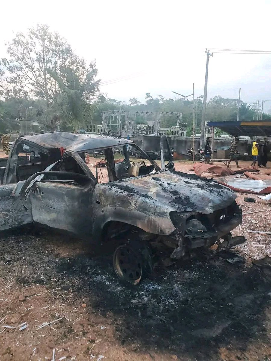 BrantPhilip_'s tweet image. Unidentified gunmen on motorcycles attacked the police station in the town of Ipele, Ondo state in southwest Nigeria, destroying several vehicles and burning the building, no casualties were reported.