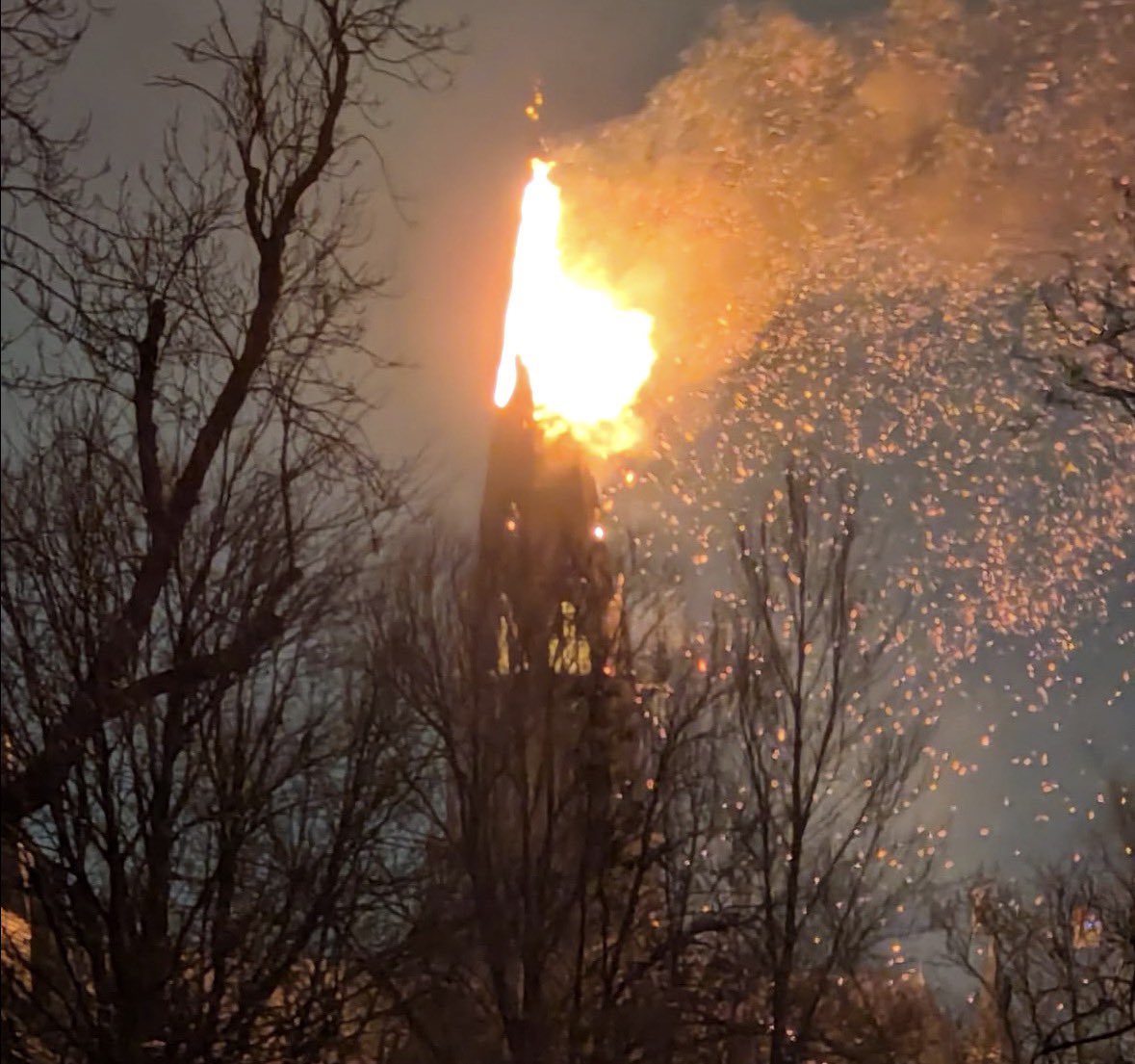 Amsterdam’da Yeni Yıl Felaketi: Tarihi Vondelkerk yandı.
2026’nın ilk saatinde Vondelpark yakınında 154 yıllık kilisede çıkan büyük yangında kule tamamen çöktü. Görgü tanıkları, yangının yılbaşı sırasında isabet eden bir havai fişekle başladığını söylüyor.
#Amsterdam #Vondelkerk