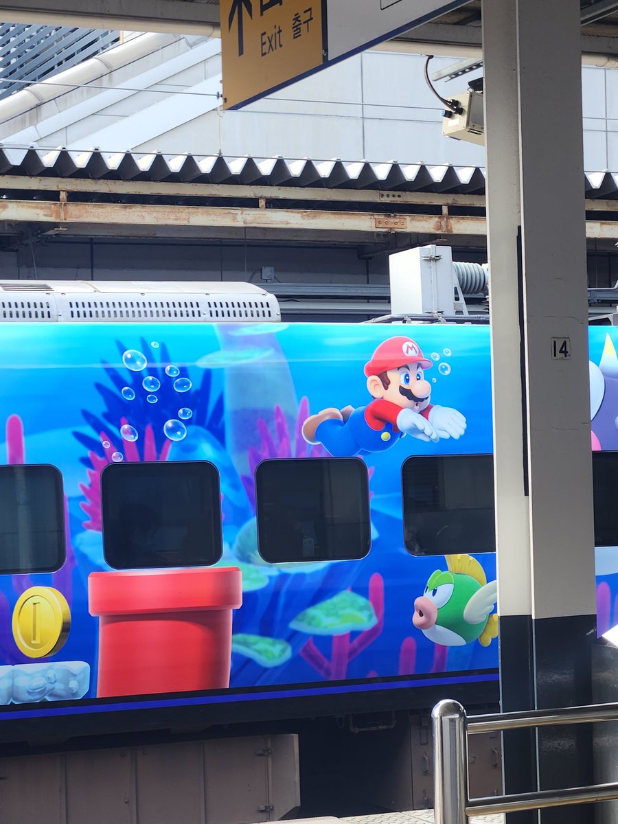 raindropgoal1's tweet photo. 朝、駅にいたマリオ電車。 https://t.co/VN2cUVx8cL