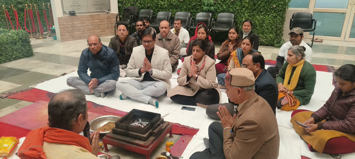 AIIA_NDelhi's tweet image. #AIIA, नई दिल्ली, नव वर्ष 2026 के अवसर पर धन्वंतरि वाटिका में हवन का आयोजन किया गया एवं सभी के उत्तम स्वास्थ्य की कामना की गई। 
इस अवसर पर संस्थान के निदेशक प्रो (वैद्य ) प्रदीप कुमार प्रजापति जी समेत अन्य सभी संकाय सदस्य भी उपस्थित रहे।

#AIIA #Ayush #ayurveda #happynewyear