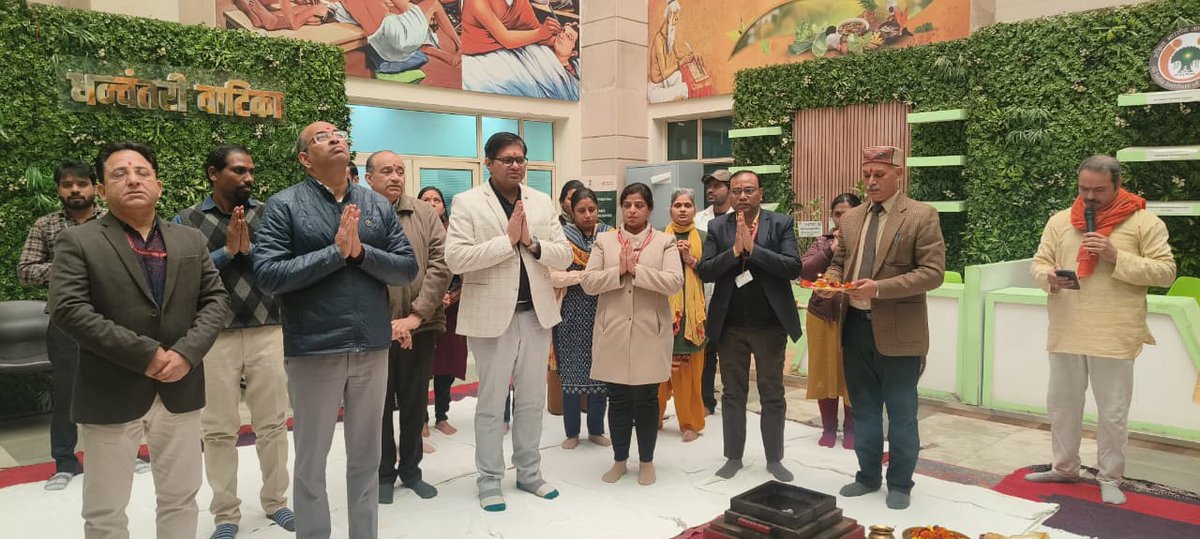 AIIA_NDelhi's tweet image. #AIIA, नई दिल्ली, नव वर्ष 2026 के अवसर पर धन्वंतरि वाटिका में हवन का आयोजन किया गया एवं सभी के उत्तम स्वास्थ्य की कामना की गई। 
इस अवसर पर संस्थान के निदेशक प्रो (वैद्य ) प्रदीप कुमार प्रजापति जी समेत अन्य सभी संकाय सदस्य भी उपस्थित रहे।

#AIIA #Ayush #ayurveda #happynewyear