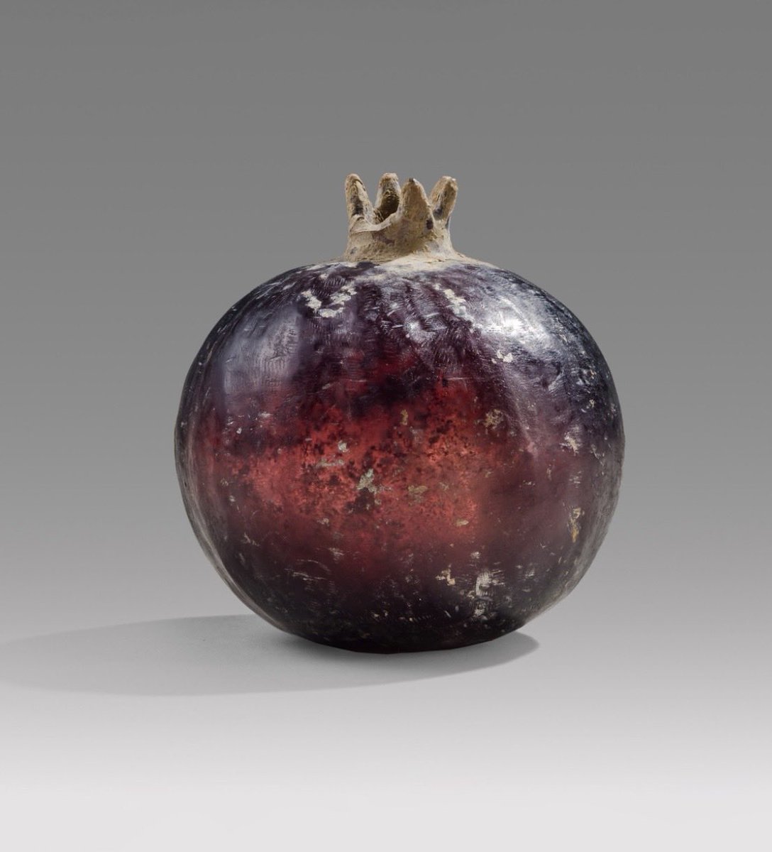 AlisonFisk's tweet image. For New Year’s Day 2026, a hellenistic glass vase shaped like a pomegranate. 2nd century BC - 1st century AD.

A symbol of abundance and good luck for the year ahead!

‘The Pomegranate: Greek Symbol of Good Fortune for the New Year’ greekreporter.com/2026/01/01/pom…

📷 Phoenix Art…