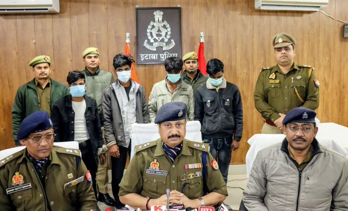 IndiaNewsUP_UK's tweet image. इटावा: ट्रक लूट की योजना बना रहे 4 बदमाश अरेस्ट  3 अवैध तमंचे, 6 कारतूस,  लोहे की रॉड बरामद  बदमाशों के पास से पुलिस ने कार बरामद की  #RobberyPlan #PoliceArrest

@etawahpolice