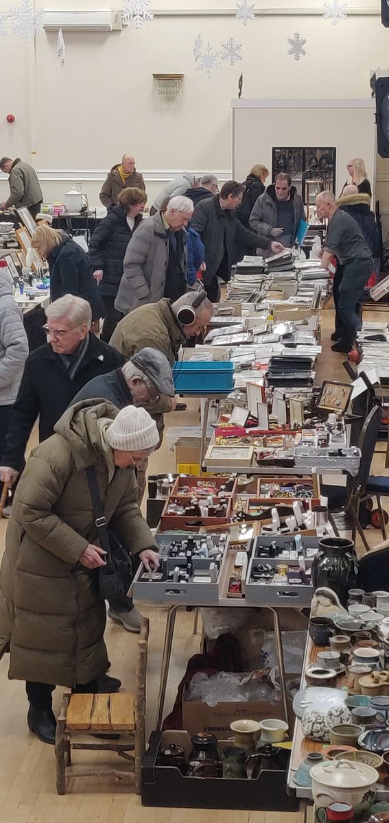 antiques_atlas's tweet image. On today - Nantwich Antique &amp;amp; Collectors Fair in Cheshire - it's fully booked and busy check out today's photos. Open 10am-3.30pm.
antiques-atlas.com/antique_fair/n…
Up to 60 stalls 
 #Antique silver &amp;amp; jewellery  #Militaria, medals &amp;amp; ephemera Vintage toys &amp;amp; #collectables 
@vandafairs
