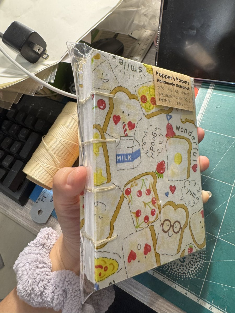 ปีนี้มีคนมาฟอลแอคนี้เยอะมาก สุ่มแจกสมุดทำเองให้ผู้ติดตามที่รีทวิตนี้ค่ะ

สุ่มวันที่ 3 ม.ค. ช่วงค่ำนะคะ 🩵🤟🏻

สเป็ค : สมุด ink stamp passport a6 150 g 60 แผ่น

สวัสดีปีใหม่ทุกท่านนะคะ