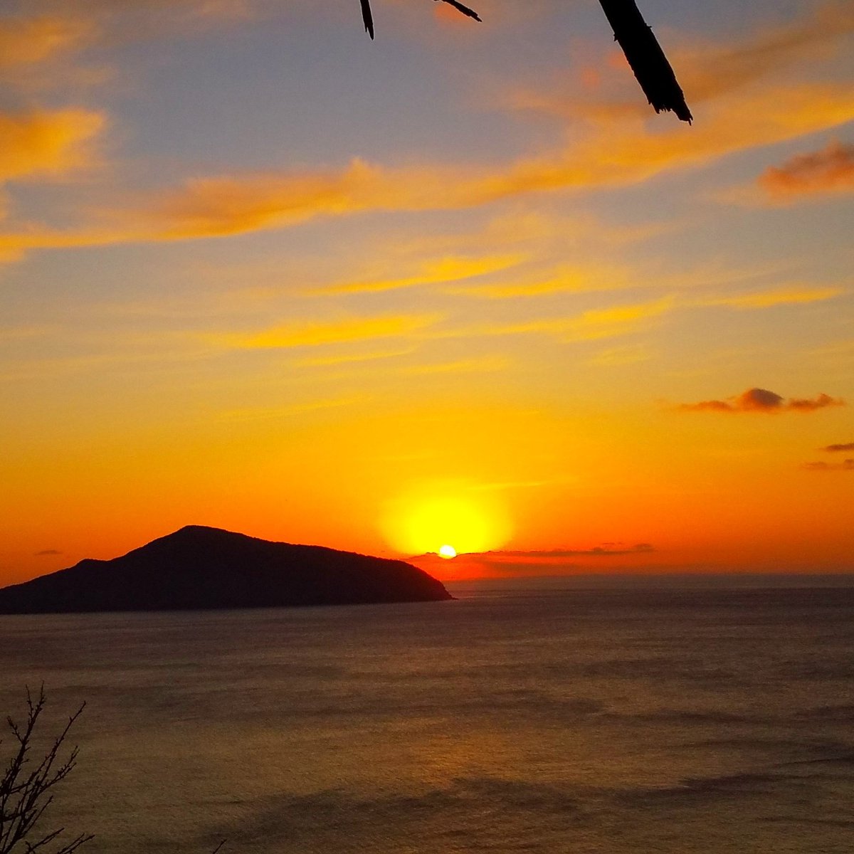 kouhei2708's tweet image. 今年は豆酘崎からの初日の出　昨年９月の大雨で豆酘崎の一本道が崩れて通行止め🚫の為観ることは出来ません。
水平線からの朝日🌅水平線に沈む夕陽が観れて９月中頃から１０月中頃迄アキマドボタルが観れる場所でもあります。
　#対馬　#豆酘崎からの初日の出