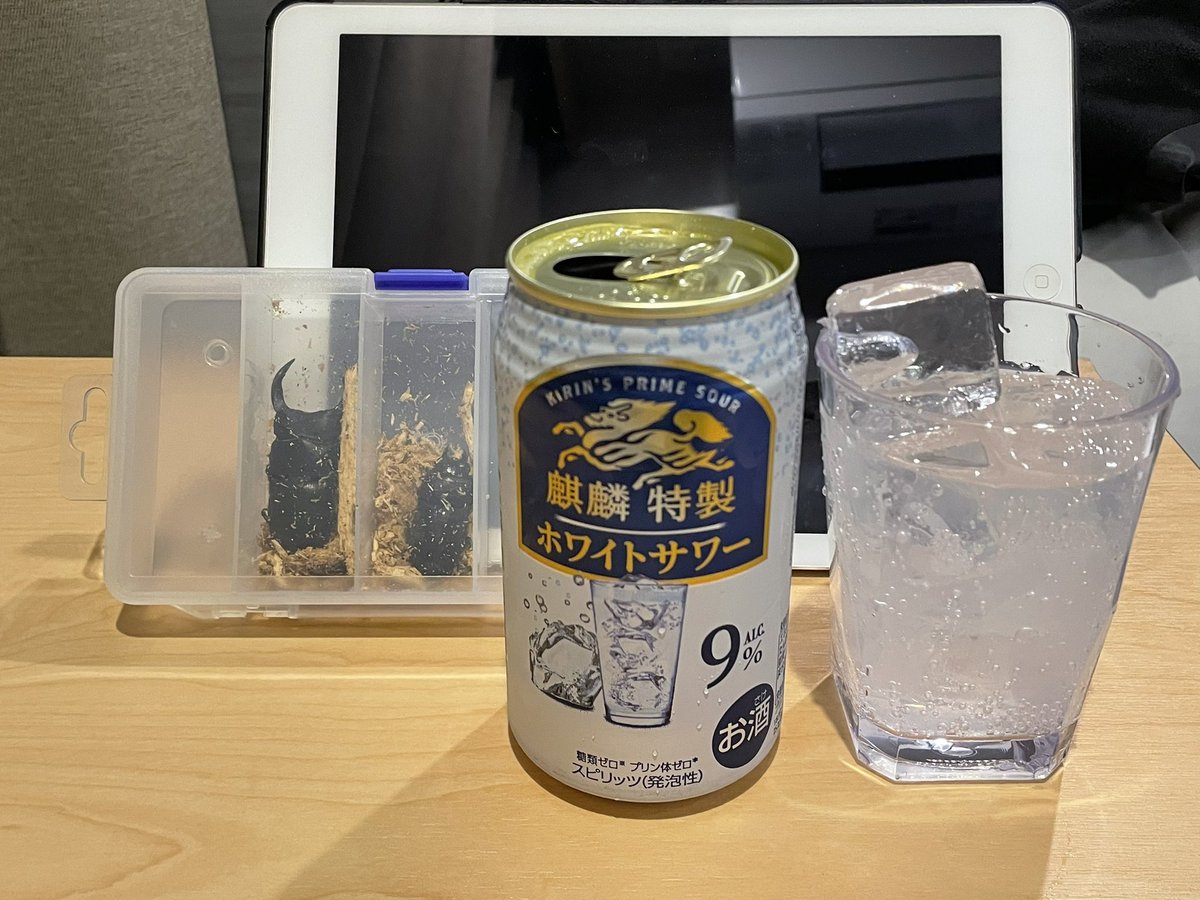 午前中、おみくじを引こうとすると足元に人々に踏まれた未開封のおみくじが目に入った。
賽銭箱に料金を入れ拾い上げて開封すると「大吉」だった。

午後から行った採集ではエノキやケヤキが大量に転がる空き地を見つけそこで大歯に出会った。

今年は悲しみの少ない良い年になるといいなぁ…