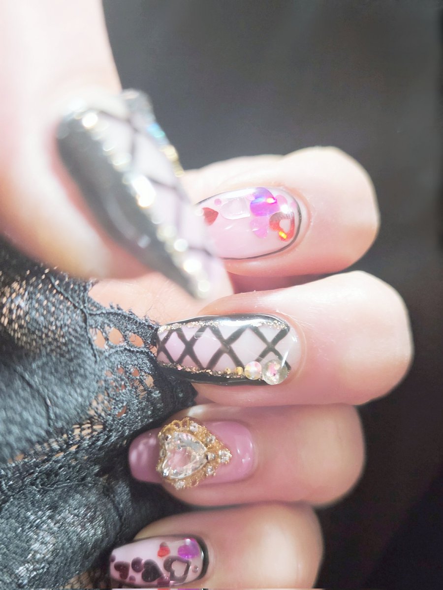 あけましておめでとうございます🎍
今年もよろしくお願いいたします✨

マイペースにポストしていきたいと思います🥺

ニューネイル💅🏻✨

1月5日お誕生日なので好きなデザインを詰め込んだネイルにしていただきました💕
#ネイル #ネイルデザイン