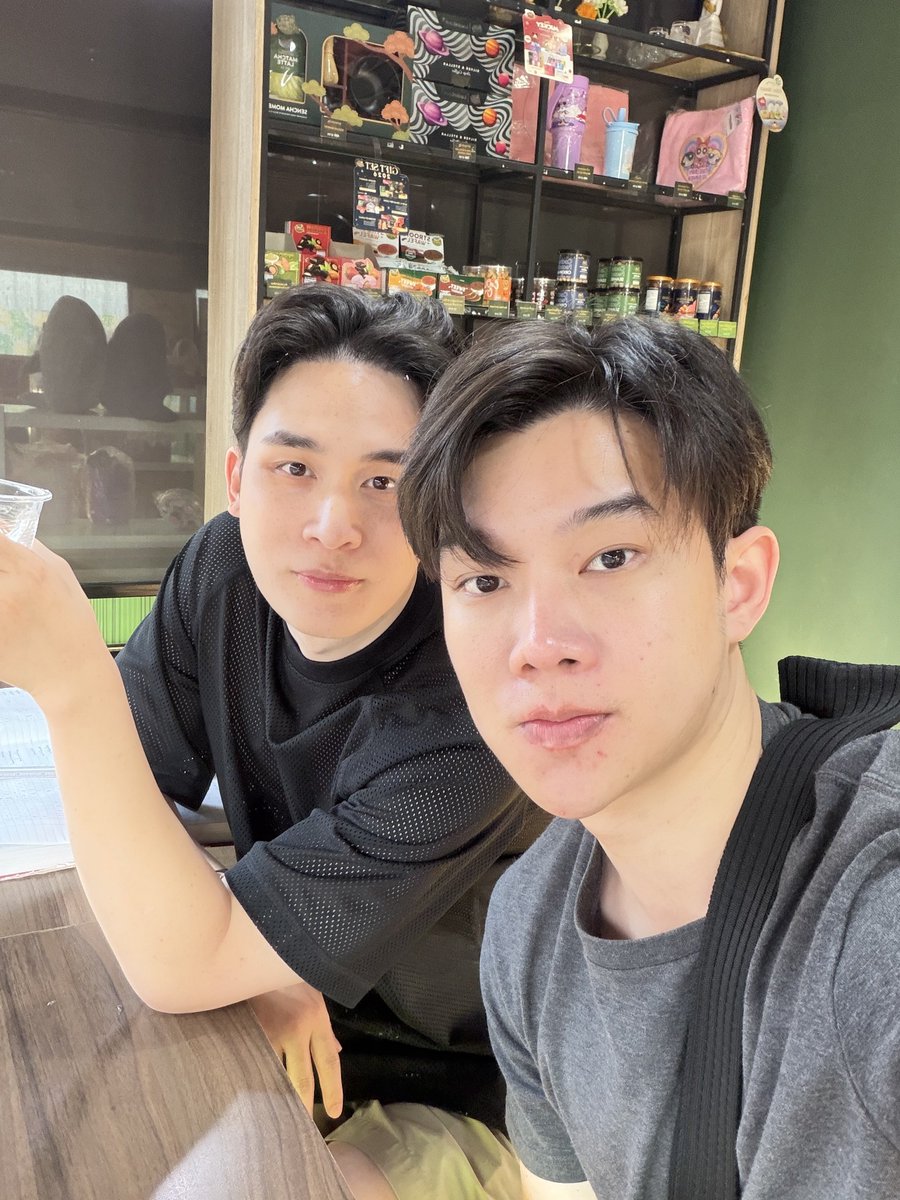 BrightMinho's tweet image. แฟนบอก กล้องเหมือนใส่ฟิลเตอร์
จริงครับ สวยเลย กล้อง iPhone จริงปะเนี่ย

แต่จริง ๆ แค่เพิ่ม “Exposure” ไป +1.0 ครับ
(แล้วแต่แสง)
ภาพจะสว่าง สกินโทนดีมากกกกกก✨ กล้องสด แต่สวย

แนะนำสำหรับคนใช้ iPhone เลย ลองไปปรับใช้ดูครับ
กล้องหน้า iPhone เดี๋ยวนี้นางสวยมากนะ รายละเอียดดี ไม่ปลอม…