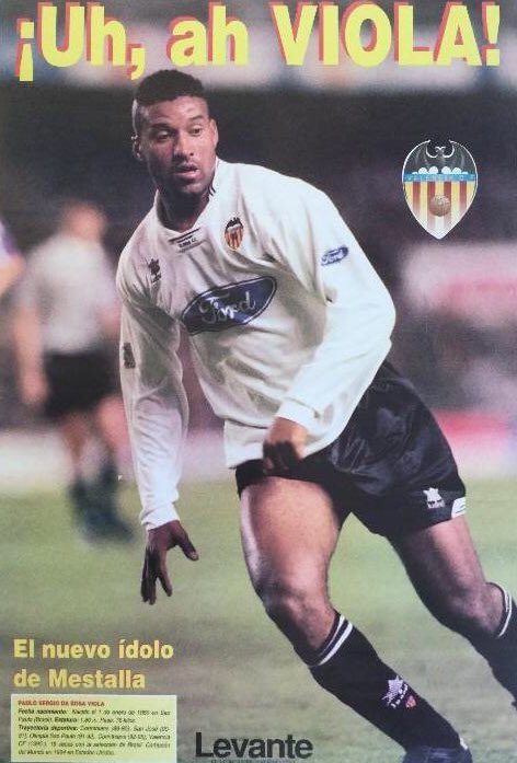 Hoy cumple 57 años Paulo Sergio Rosa, más conocido por «Viola» por el color de sus botas. Delantero brasileño, marcó 17 goles y dio 4 asistencias en los 54 partidos que disputó en la temporada 1995-1996. Fue subcampeón de Liga bajo las órdenes de Luis Aragonés. ¡Todo un mito!
