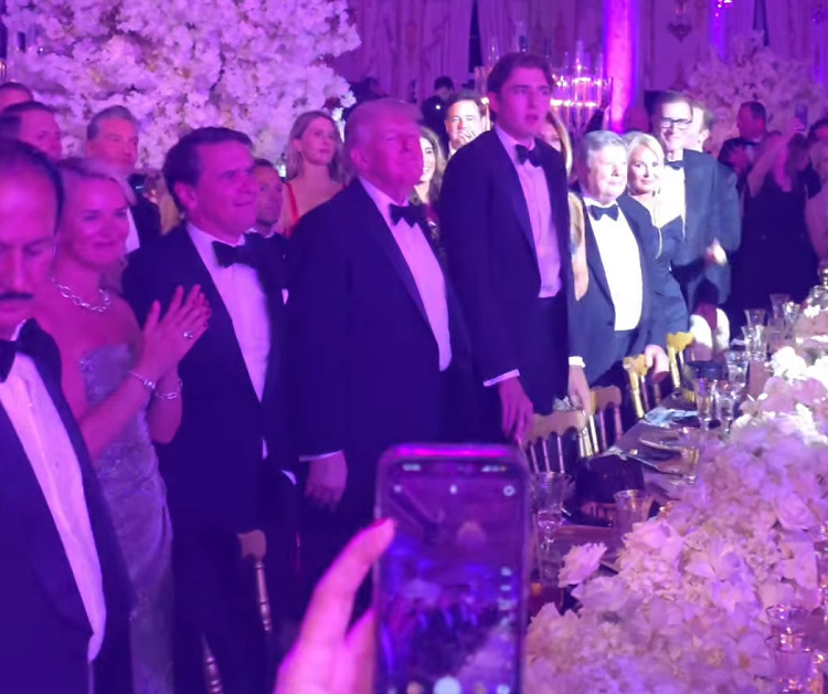 BobDeluxe's tweet photo. Not dissing anyone's kid. Just wondering how tall Melania's milkman is. https://t.co/ir88IPPLkR