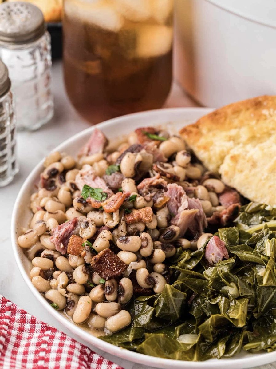 🤔Why do Southerners eat Black Eyed Peas and collard greens on New Year’s Day?

The Southern tradition of eating black-eyed peas and collard greens on New Year's Day originated in the winter of 1864-1865.

During that time, Union General William T. Sherman led invading troops on