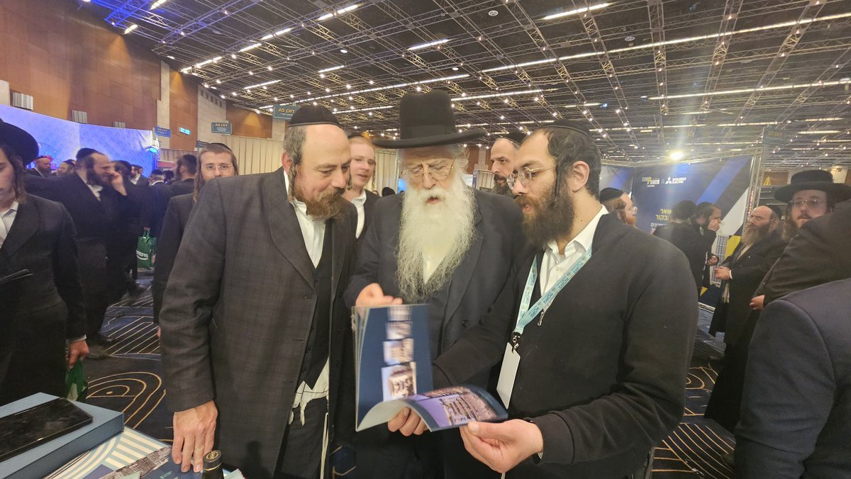 ח״כ פרוש בדוכן באקספו של חסידות קרלין בבנייני האומה