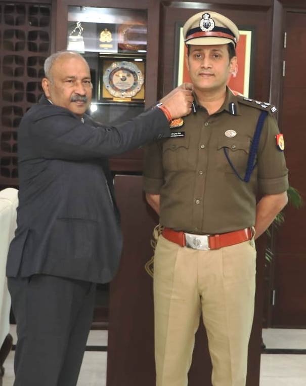 policemedianews's tweet image. प्रमोशन के बाद IPS अफसरों की #पिपिंग सेरेमनी, उत्तर प्रदेश पुलिस मुख्यालय में हुआ समारोह, DGP राजीव कृष्ण ने नवीन रैंक के बैज लगाए, IPS तरूण गाबा और प्रवीण कुमार बने एडीजी, IPS आनंद सुरेशराव कुलकर्णी बने आईजी, 
#Lucknow #IPSPromotion @Rajeevkrishna69 @dgpup