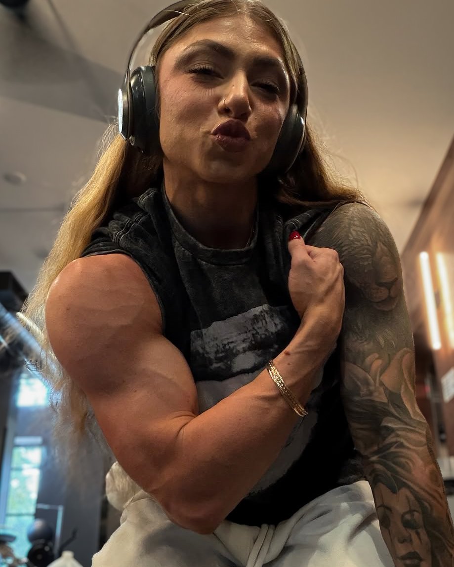 musclegirllovex's tweet image. FOLLOW @tuffeeeeee on IG for more 🤍 #musclegirllove