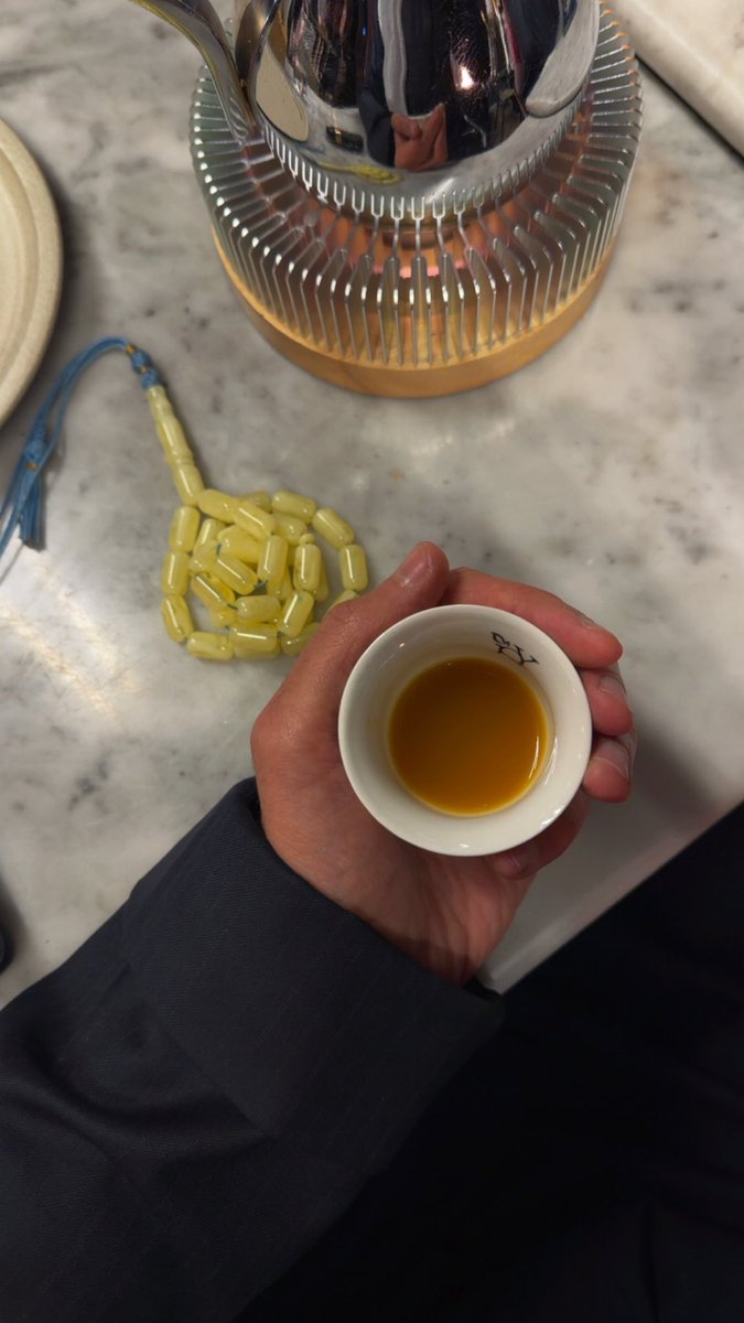 ترانا على خبرك ولو دارت الأيام
 تتغير تواريخ السنة ماتغيرنا .