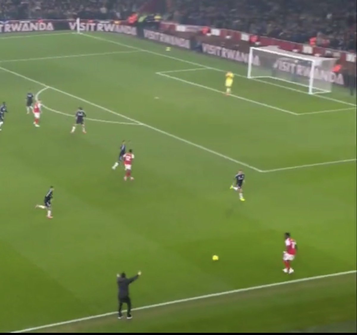 YouAreMyArsenal's tweet photo. Apparently only Mikel Arteta leaves his technical area and stands close to the touchline. (this is Unai Emery this past Tuesday by the way) https://t.co/FG6gFysSHT