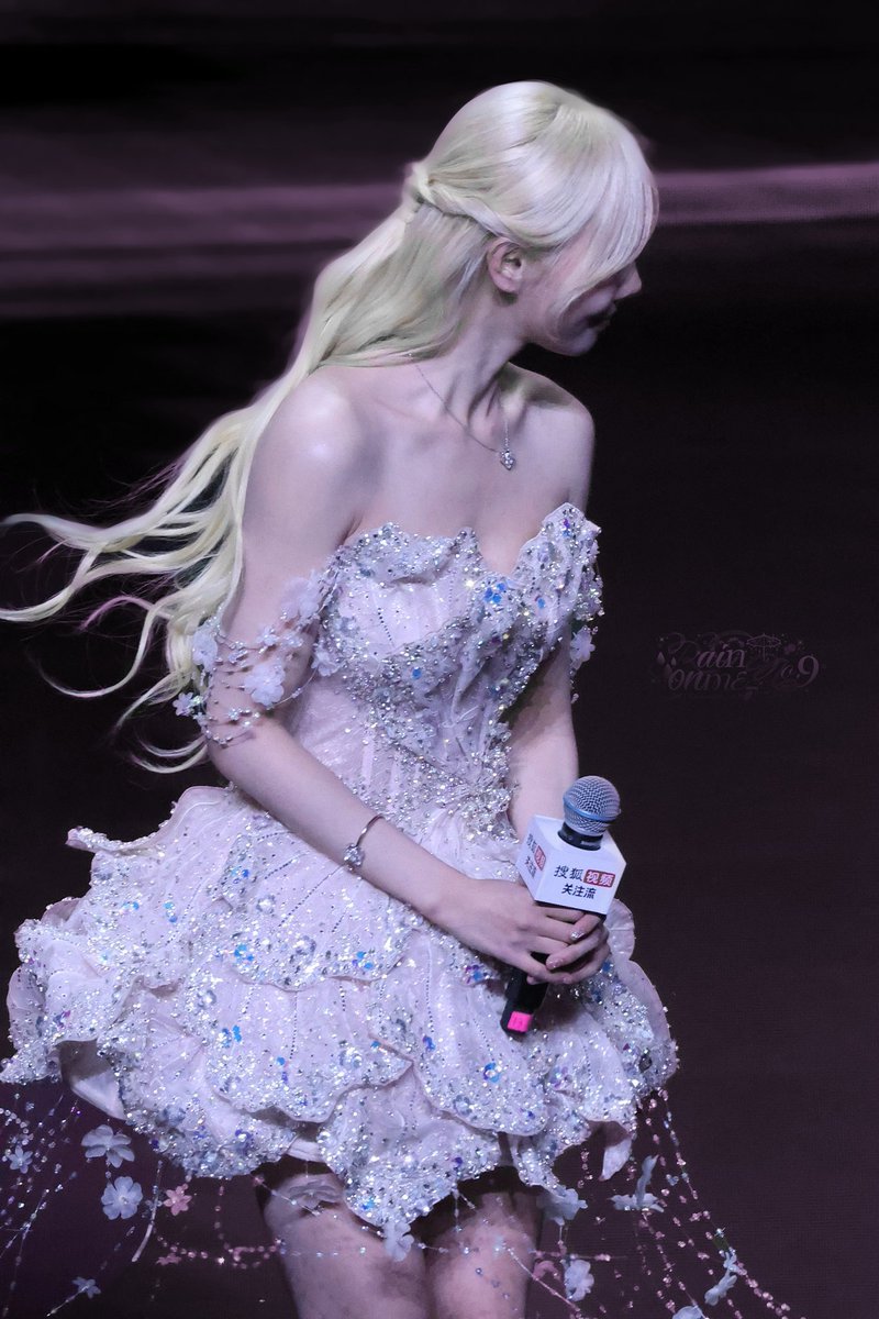 catgahyun's tweet image. she is a form of art