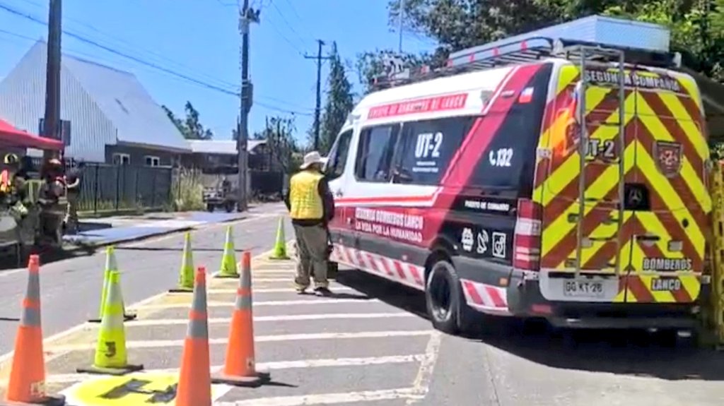 2016cruce's tweet image. ✅ Ruta #lanco - #Panguipulli cortada por caída de Árboles equipos de emergencia trabajan en el lugar.

#losrios #valdiviacl #chile #rutacortada