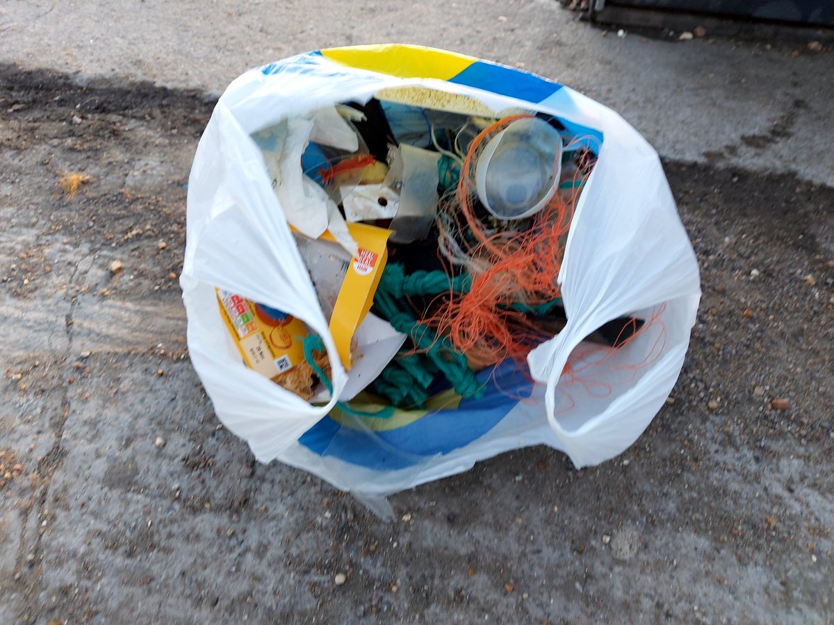 dino868's tweet image. Just been to my local #beach for a #NewYearsDay walk; I always take some bags with me and collect any #rubbish I see! Today two bags of #plastic and rubbish that won't be washed back into the sea!! 🙂🐟🐬🐳🦀🦐🦑🪼

#Seas #Oceans #MarineLife