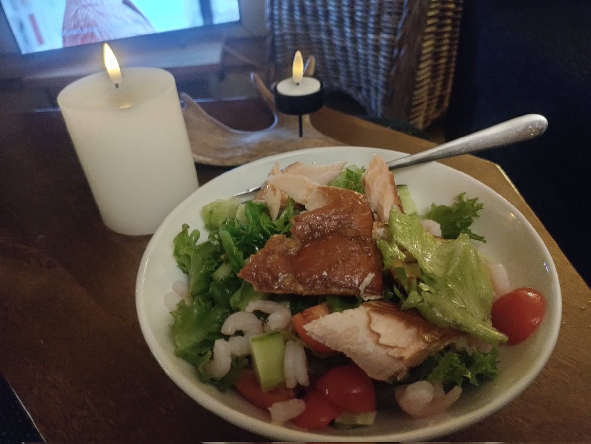 Savulohi-katkarapusalaattia vinegrettekastikkeella #vinegrette #savulohi #salaatti