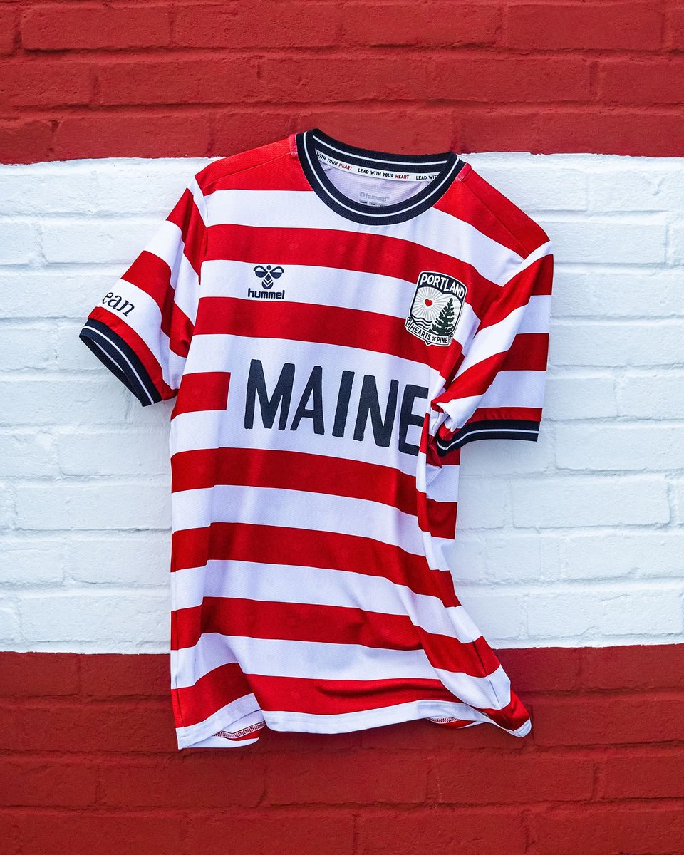 Already an early contender for best jersey of 2026!

🇺🇲 Portland Hearts of Pine have dropped The Lighthouse Kit x Hummel.

Inspired by the iconic West Quoddy Head Lighthouse, located at the easternmost point in the United States, and the beloved 2012 USA Waldo Kit.

Landon
