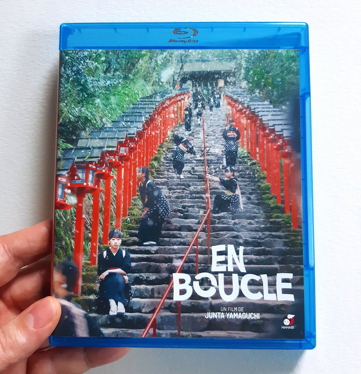 MickeyLD999's tweet photo. Je démarre 2026 avec une magnifique découverte: #EnBoucle de Junta Yamaguchi. Le film parvient brillamment à réinventer les codes du voyage temporel avec une boucle de 2 minutes, et séduit par sa mise en scène si délicate, son scénario très drôle et malin. Un bijou de cinéma! https://t.co/V2vkvYXTXe
