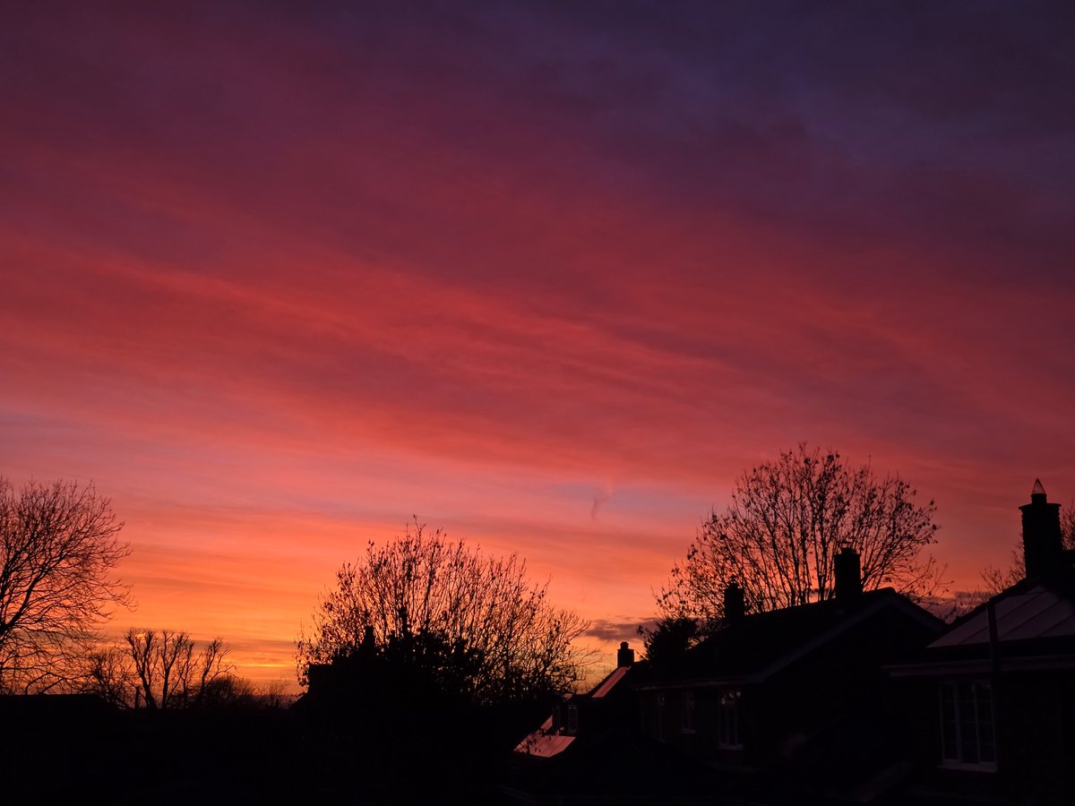 cozycase's tweet image. holy shit the first sunset of 2026 was even better