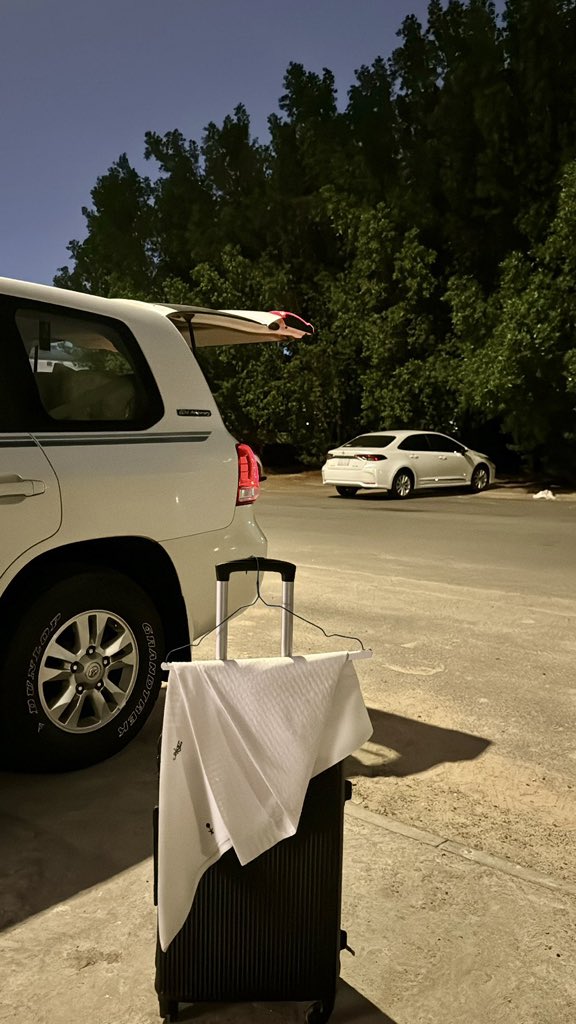 سافر الورد من صيف أوّل العام
مثل ما سافرت منّك جروحي!
_سعد الحريّص