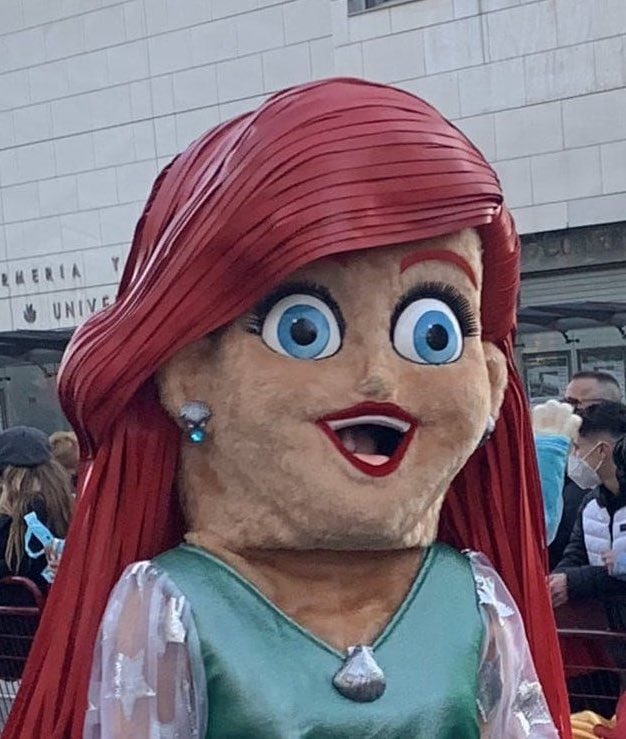 Yo cuando me roza algo en el mar:
