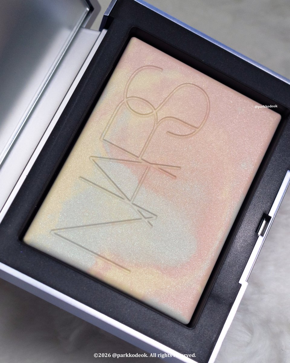 나스 라이트 리플렉팅 프리즈마틱 파우더 문웨이브 (구매, 왼쪽 사진) 요 라인에서 한정으로 나왔던 인터스텔라 정말 잘썼는데 그보다  컬러감이 더 투명한 느낌에 가까워서 손 잘갈거같음 퍼프로 벅벅 문질러서 발라도 얇게 올라오는 파우더라 좋아함