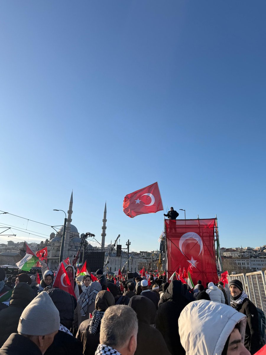 __vuslaat's tweet photo. Sinmiyoruz, susmuyoruz, Filistin'i unutmuyoruz. 🇹🇷🇵🇸

📍Galata Köprüsü

#GazzeyiUnutma 
#JusticeForGaza https://t.co/ceeFjdkpMq