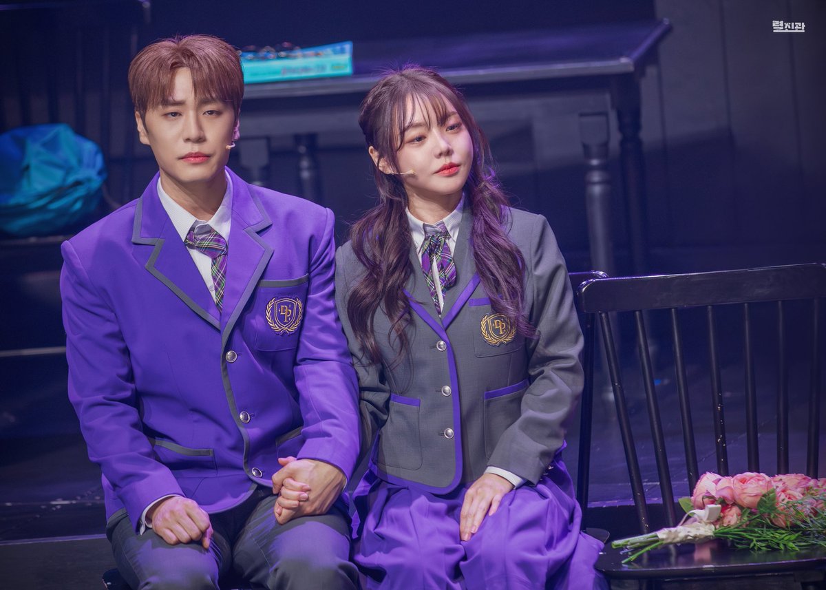 251219 타오르는 어둠 속에서
커튼콜

미겔린 #박영빈 
엘리사 #조영화

PIC. @ starcantan_2