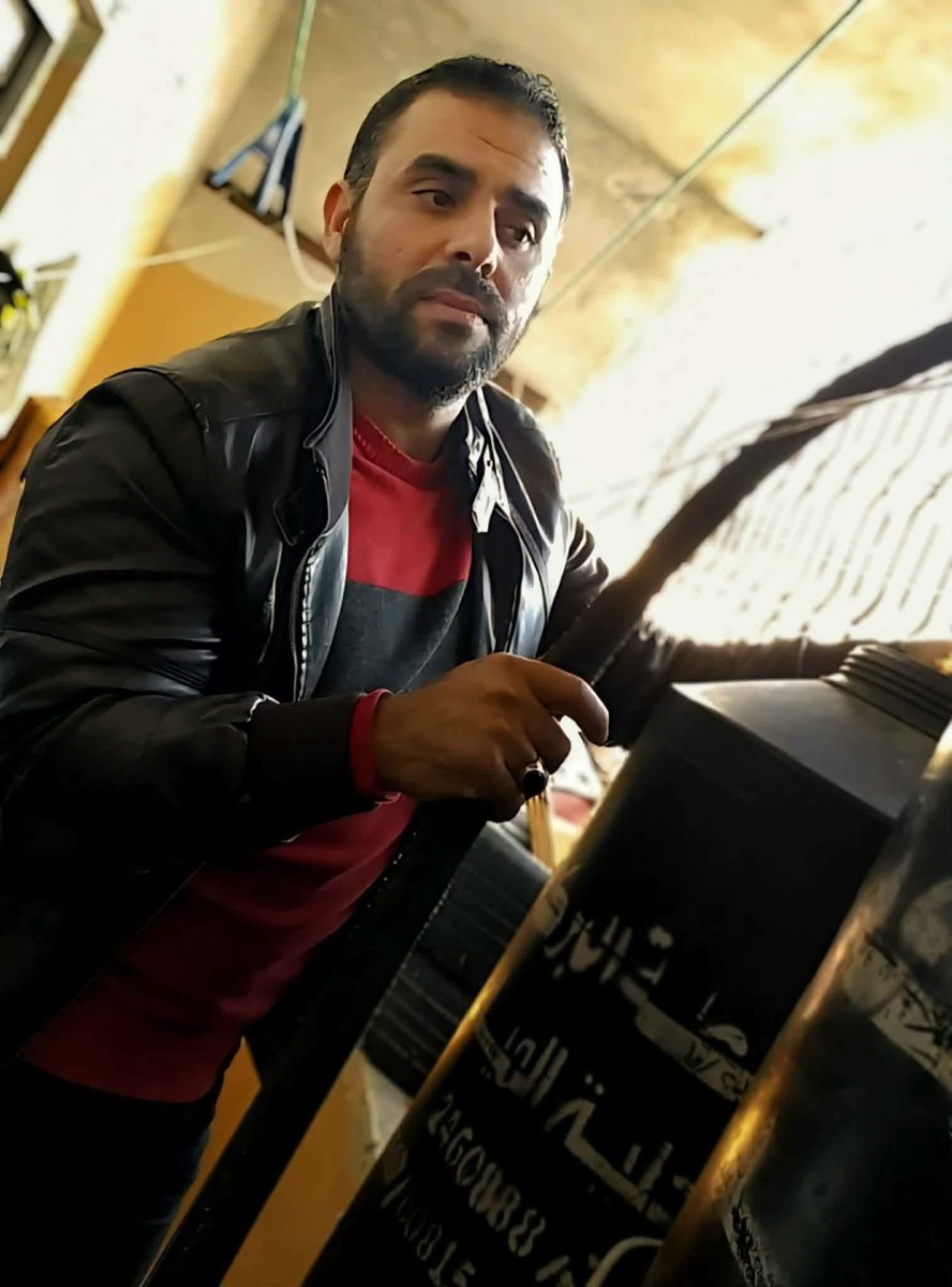 من بيته البسيط الذي دمره الإحتلال في مخيم جباليا،
أبو عبيدة حذيفة الكحلوت، الإنسان البارّ بوالدته،
وهو يملأ خزان الماء لأمه، خلال الحرب على غزة
إلى روح وريحان