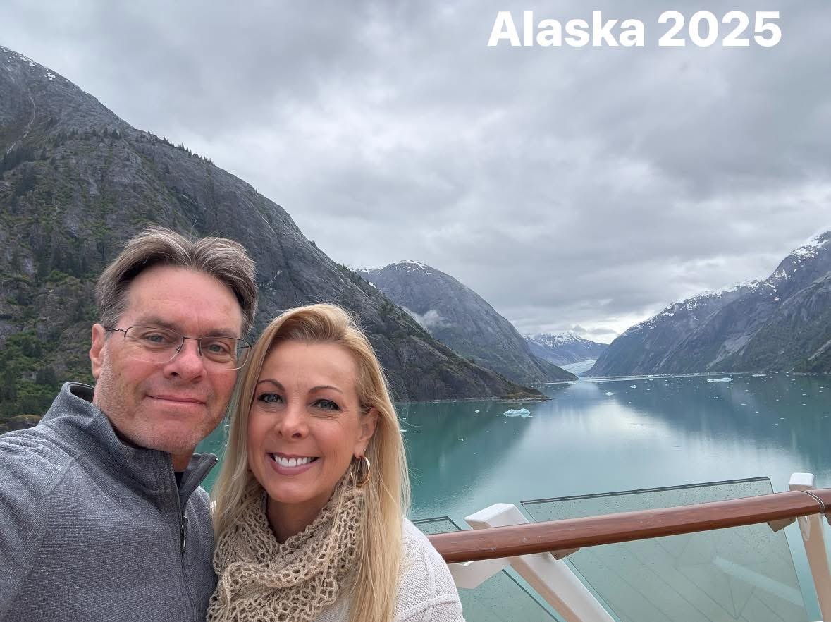 DannyWBennett's tweet image. Happy New Year from the Bennetts! As we ring in the new year with great expectation, we dream and ask God to reveal to us His plans for us which we know are good for He is good! May you find this year full of JOY! Here’s to a fruitful 2026!