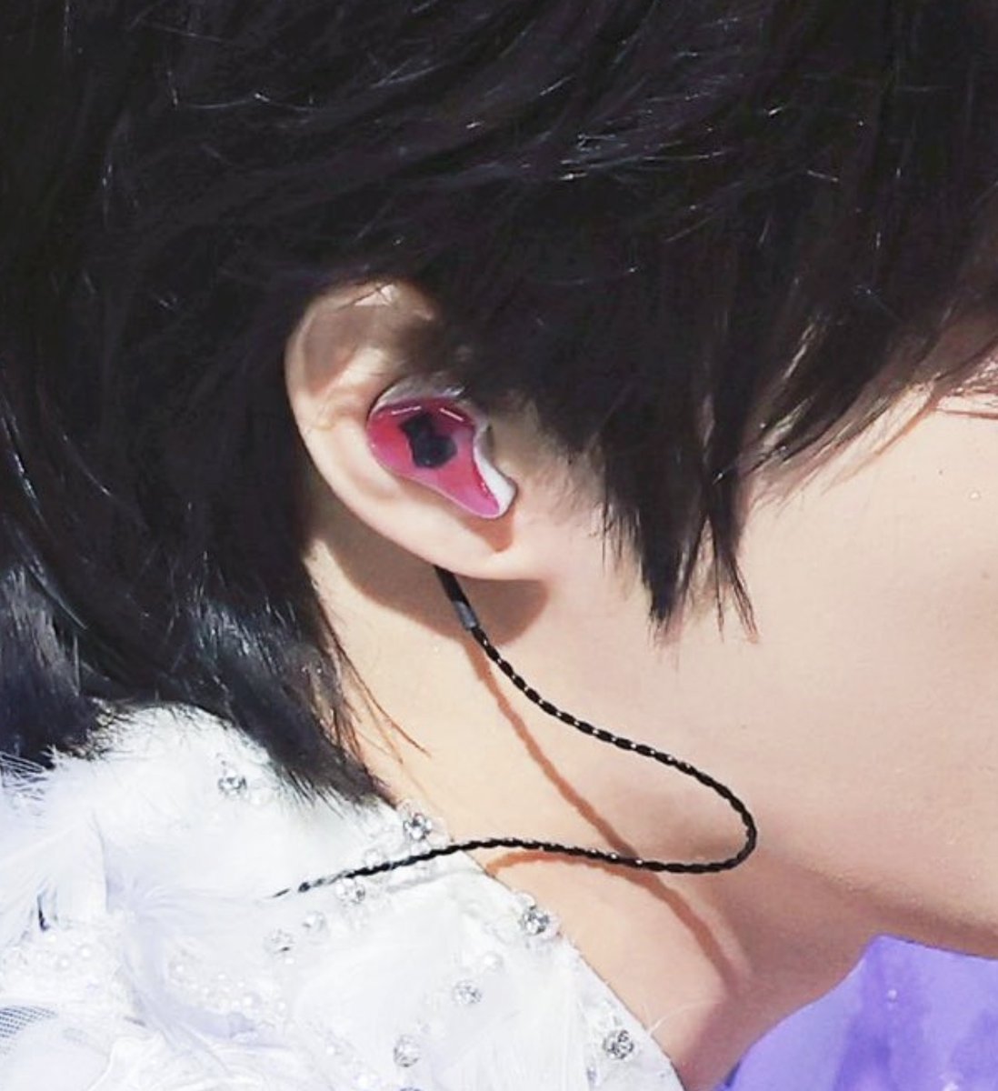 beomgyuhourly's tweet image. The way his in-ears have his iconic bear and in the color pink 🥺