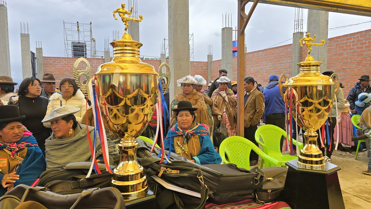 #TataQuispe:
Estamos en el cambio de autoridades originarios en provincia #Ingavi comunidad #AchicaArriba Marca #Viacha, acompañando las tradiciones de nuestro pueblo y festejo a las autoridades salientes.
Ya les voy a contar.